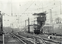 502540 Gezicht op het emplacement aan de noordzijde van het N.S.-station Utrecht C.S. te Utrecht, met rechts het ...